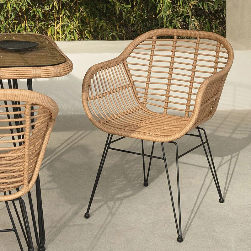 Chaise à dossier et accoudoirs en rotin tissé traditionnel avec base en fer pour terrasse extérieure 