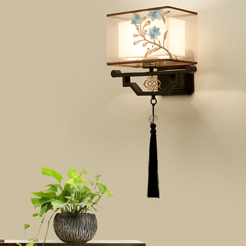 Aplique de pared de 1 luz con pantalla de tela de hierro rectangular con borlas tradicional china para dormitorio 