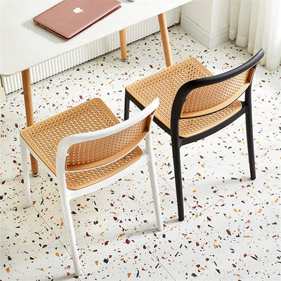 Chaise de salle à manger empilable en plastique ressemblant à du rotin carré à la simplicité contemporaine avec accoudoirs et dossier pour salle à manger 