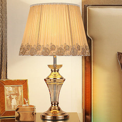 Traditionelle europäische Zylinder-Hardware-Kristallgewebe-1-Licht-Tischlampe für Schlafzimmer 