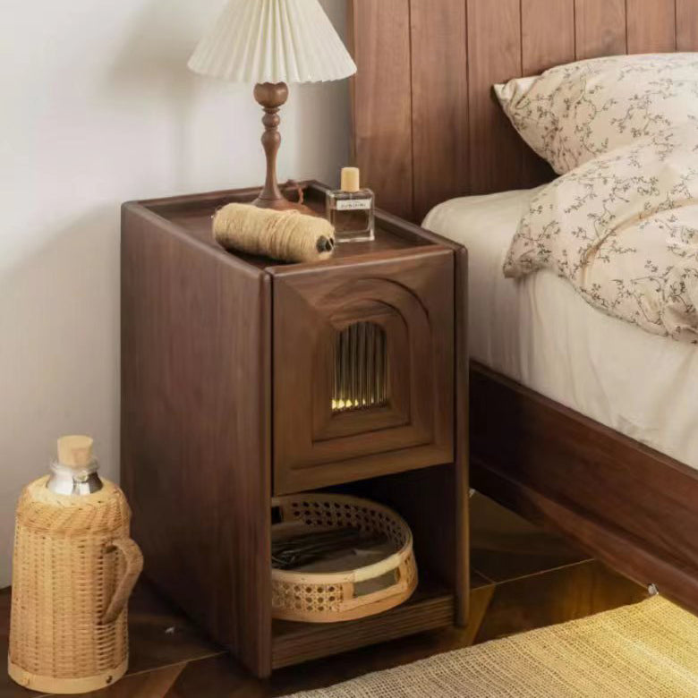 Zeitgenössischer Retro-Rechteckiger Gewölbter Tür Walnuss-Glas-Nachttisch mit 1 Schublade und Nachtlicht für das Bett 
