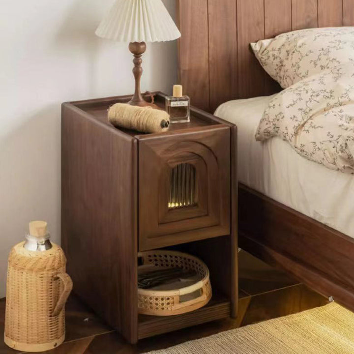 Zeitgenössischer Retro-Rechteckiger Gewölbter Tür Walnuss-Glas-Nachttisch mit 1 Schublade und Nachtlicht für das Bett 