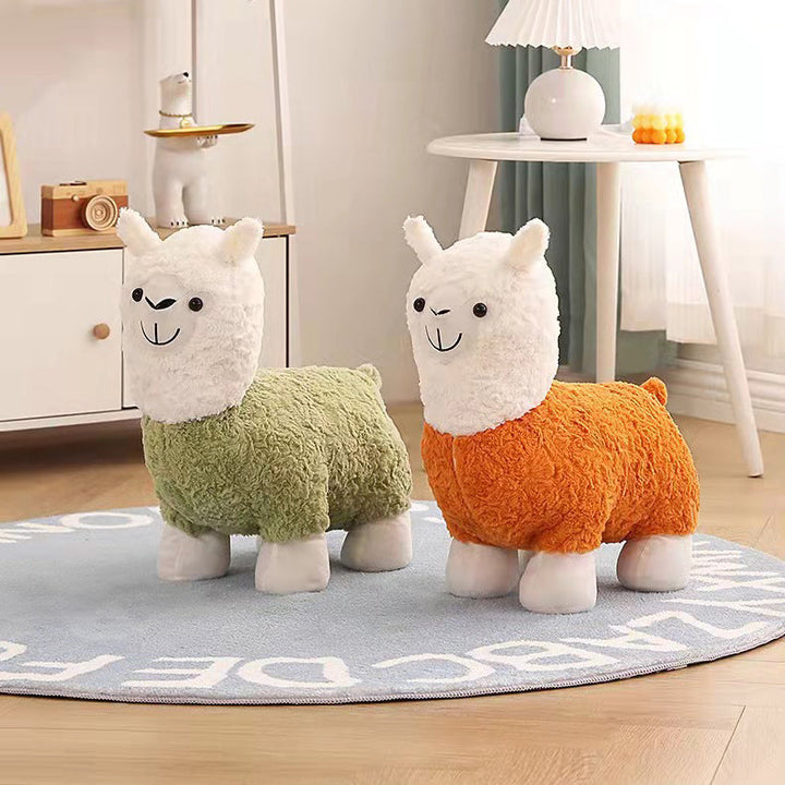 Moderner kreativer Fußhocker mit Rückenlehne im Alpaka-Design aus Teddyfleece für das Wohnzimmer 