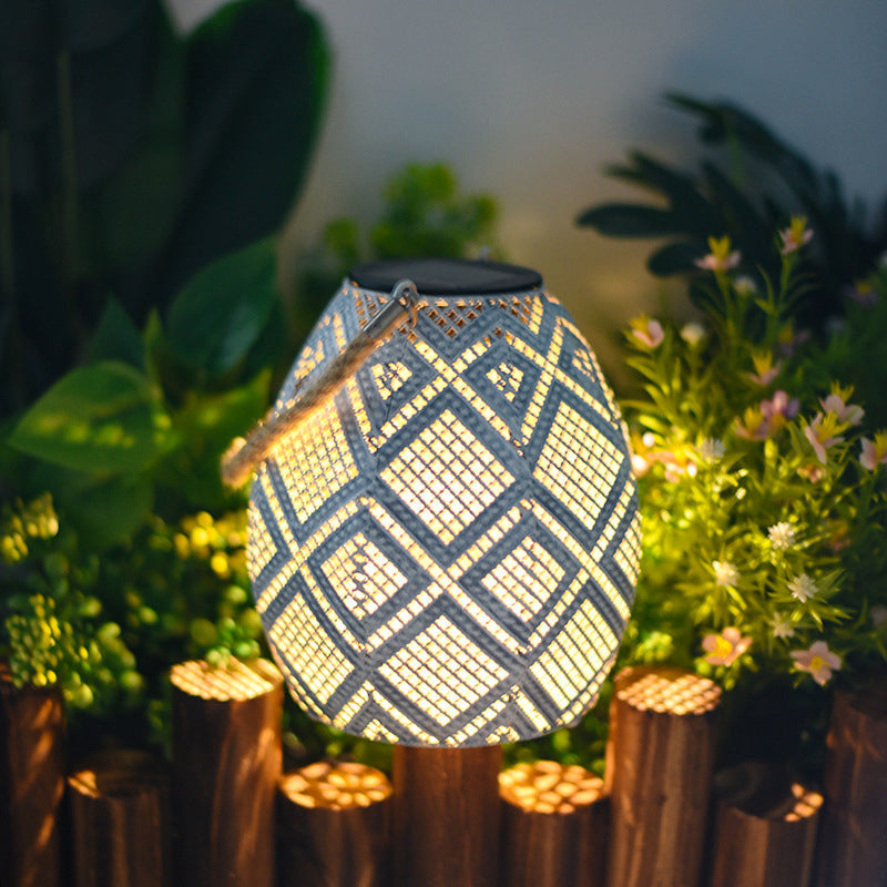 الفوانيس الحديثة آرت ديكو الشمسية بتصميم مجوف مع حبال من القنب وحديد LED للإضاءة الخارجية للفناء الخارجي 