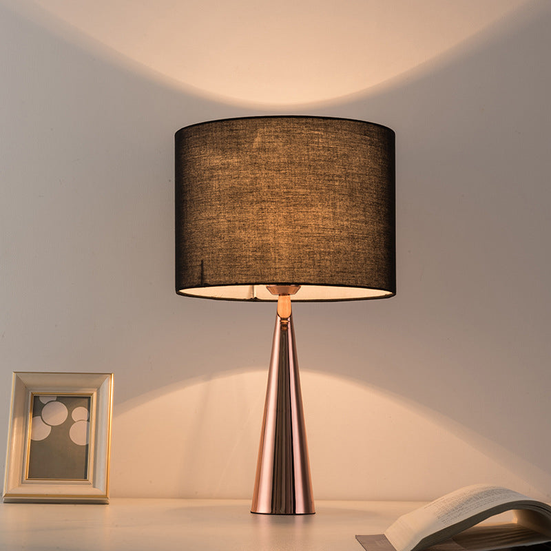 Lampe de table contemporaine scandinave à base conique en tissu noir 1 lumière pour bureau 