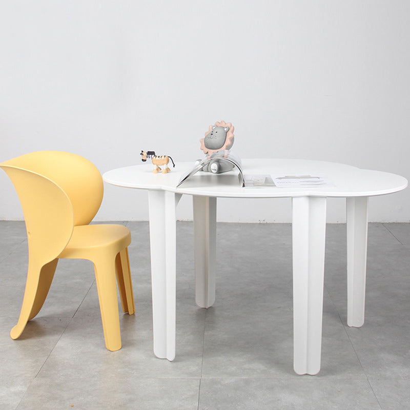Mesa infantil moderna minimalista de PP con diseño de nube y cuatro patas para sala de estar 