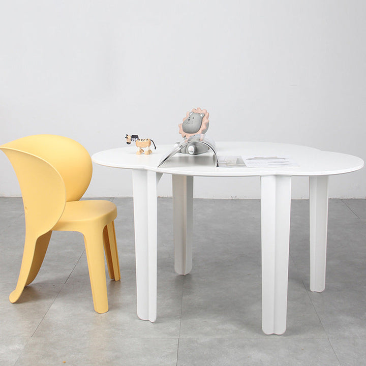 Mesa infantil moderna minimalista de PP con diseño de nube y cuatro patas para sala de estar 