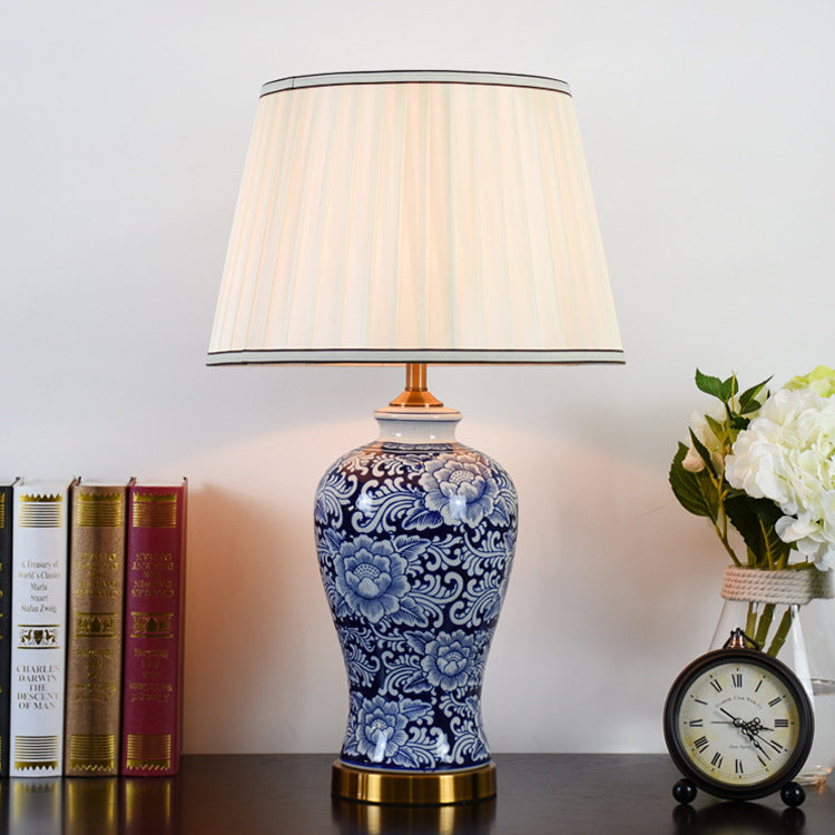 Abat-jour en tissu chinois traditionnel peint à la main avec une base en céladon 1-lampe pour salon 