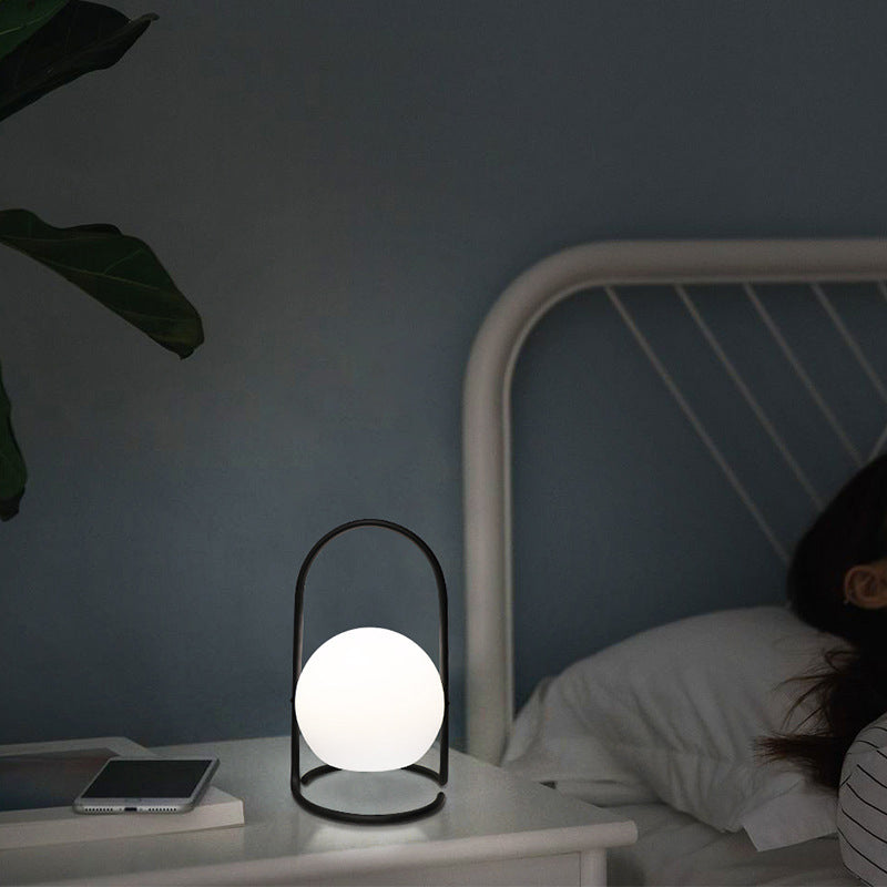 Lampe de table LED suspendue rechargeable en forme de boule, œuf, cube, cylindre en métal nordique contemporain pour chevet 