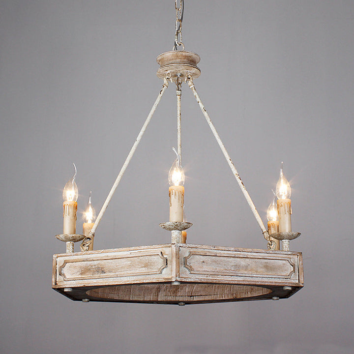 Traditioneller rustikaler Kronleuchter in Distressed-Weiß mit Schnitzdetails aus Holz, Eisen-Akzenten und PC-Balken, sechseckig, 6-flammig, für das Wohnzimmer 