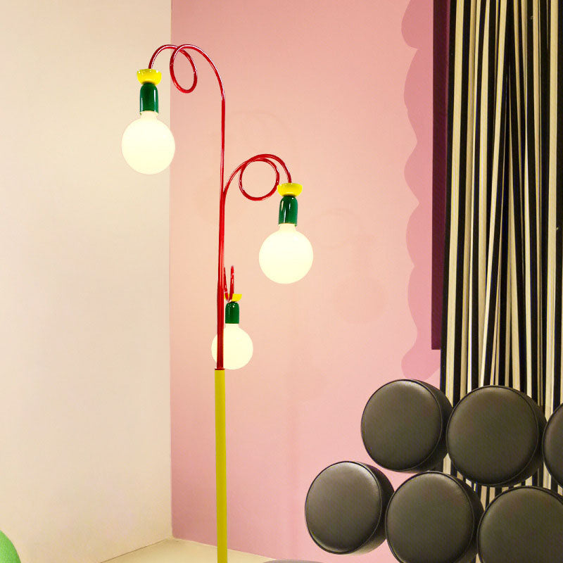 Zeitgenössische, kreative, gebogene Hardware-Rahmen-Glaskugelschirm-3-Licht-Stehlampe für Wohnzimmer 