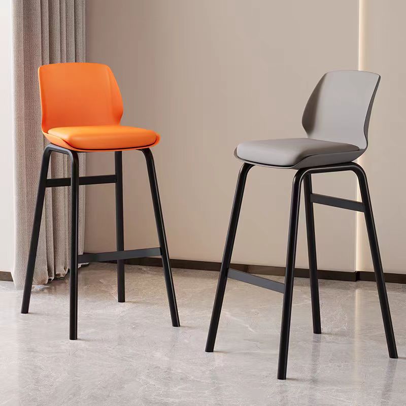 Zeitgenössischer nordischer quadratischer PU-Leder gepolsterter Eisen-Barhocker mit Kunststoff-Rückenlehne und Fußstütze für das Esszimmer 