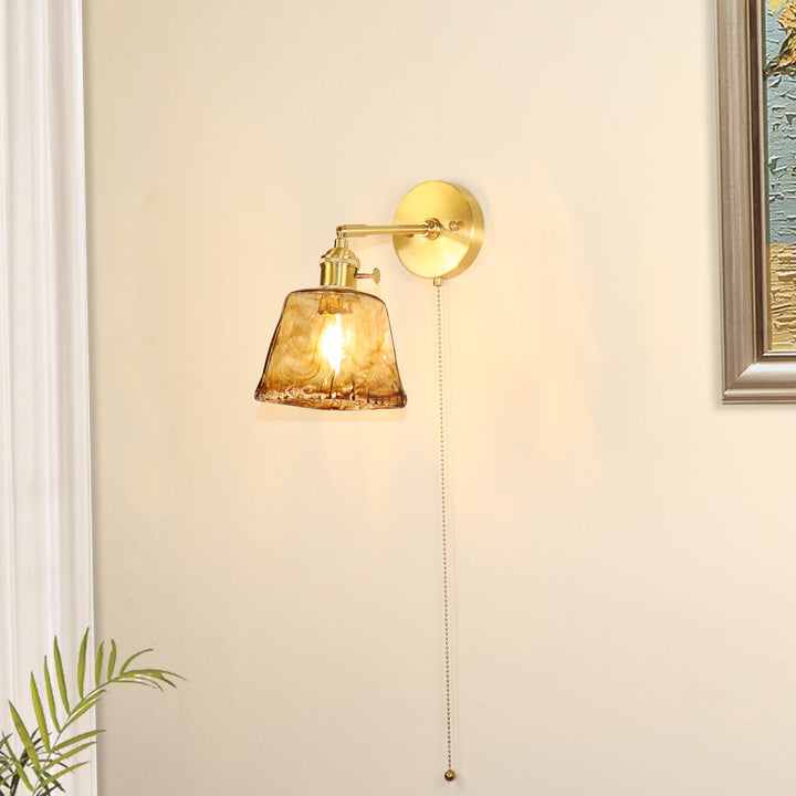 Applique murale 1 lumière en laiton vintage traditionnel avec abat-jour en verre ambré carré pour salon 