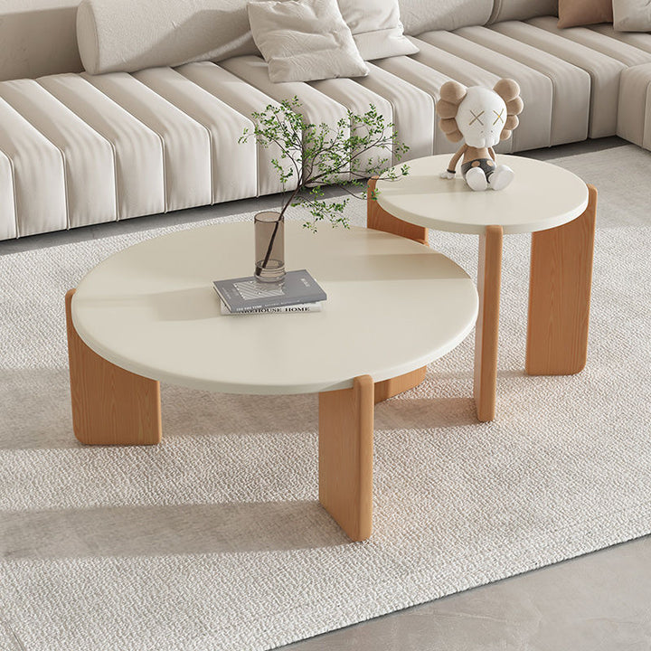 Table basse en bois à trois pieds avec poutre ronde de simplicité contemporaine pour le salon 