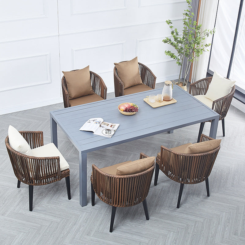 Silla de comedor al aire libre con respaldo y reposabrazos de metal cuadrado de ratán tejido estilo casa de campo tradicional para exteriores 