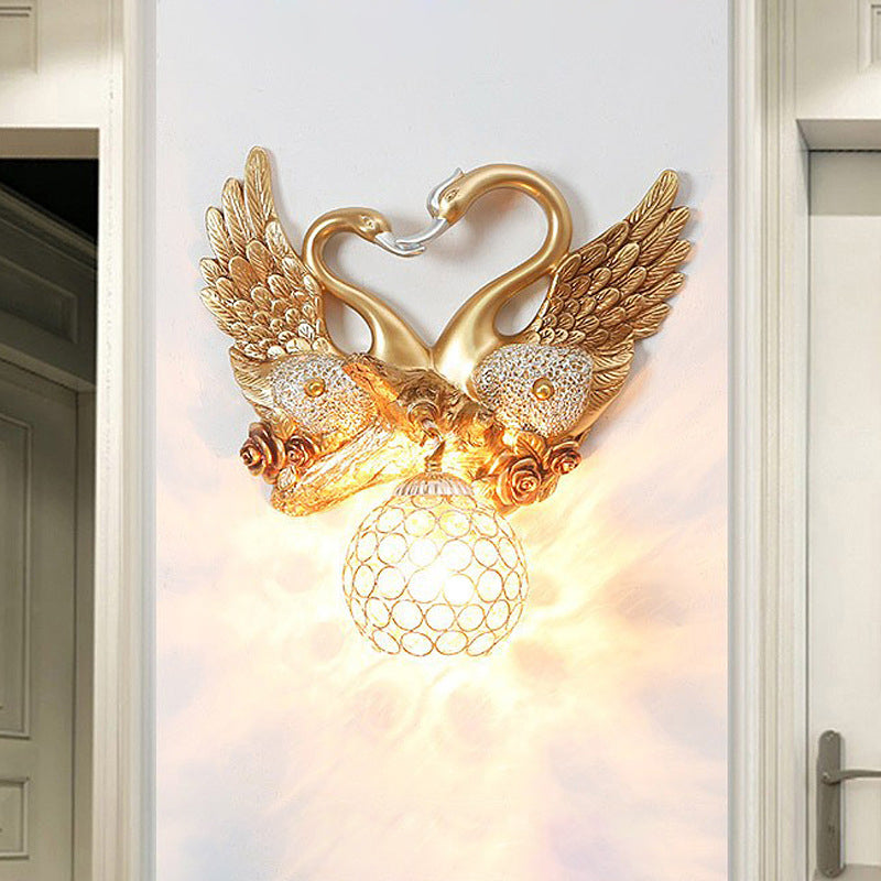 Traditionelle europäische Schwanenkugel-Harz-Eisen-1-Licht-Wandleuchterlampe für Wohnzimmer 
