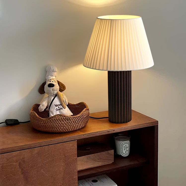 Lámpara de mesa de 1 luz de cilindro retro contemporáneo de madera plisada y tela con latón para mesita de noche 
