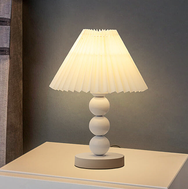 Zeitgenössische skandinavische Kegelrunde Hardware Stoff 1-Licht Tischlampe für das Schlafzimmer 