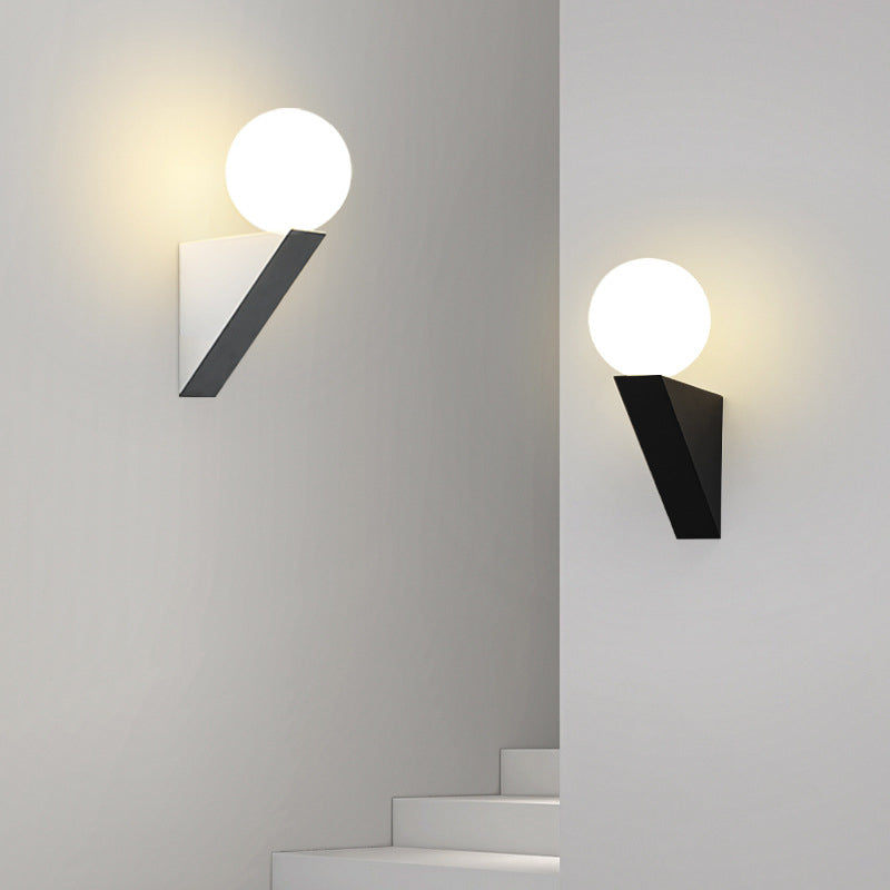 Moderne minimalistische Dreieck Orb Eisen Kunststoff 1-Licht Wandleuchte Lampe für Wohnzimmer 