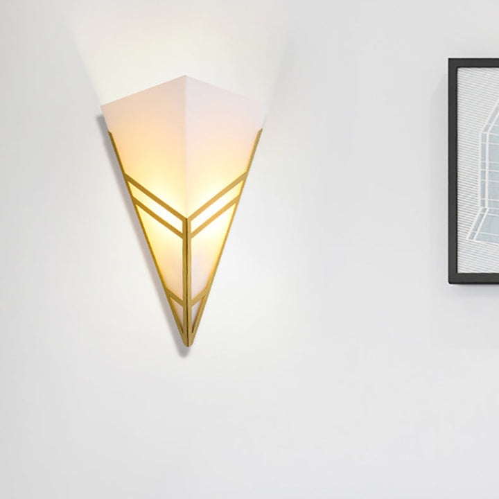 Applique murale contemporaine nordique en fer et acrylique en triangle inversé à 1 lumière pour salon 