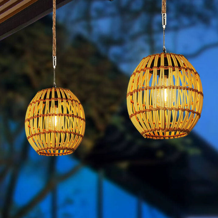 Lámpara colgante impermeable LED solar con jaula de tejido de ratán vintage tradicional para patio exterior 
