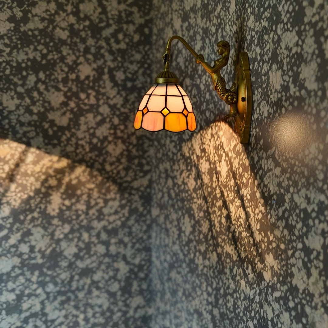 Traditionelle 1-flammige Tiffany-Wandleuchte aus Kunstharz, Eisen und Glas im Meerjungfrauen-Design für das Wohnzimmer 