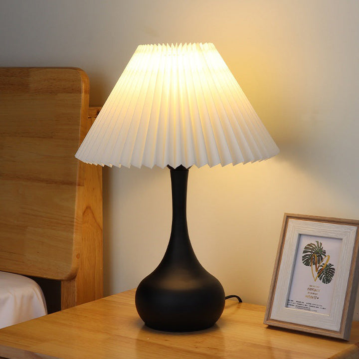 Lampe de table 1-lumière en métal et tissu avec abat-jour pliant minimaliste moderne pour chambre à coucher 