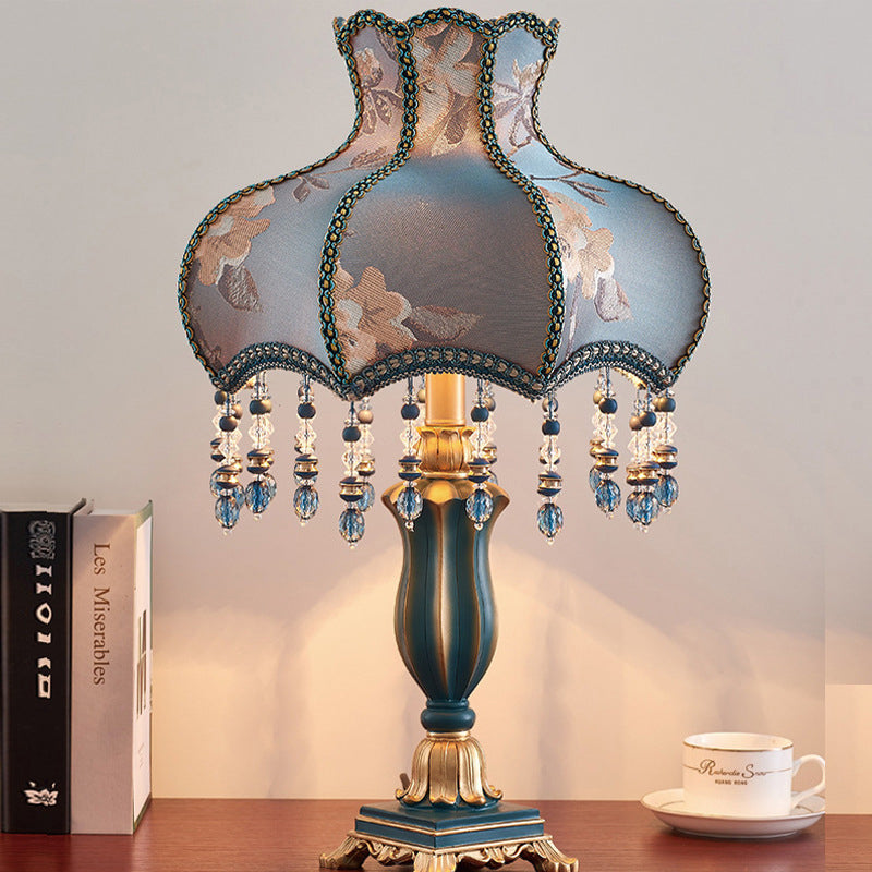 Traditionelle europäische Court Top Harz Stoff 1-Licht Tischlampe für Schlafzimmer 
