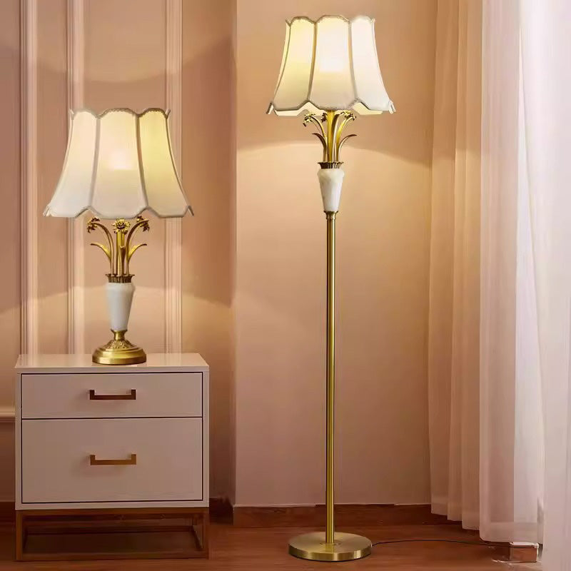Zeitgenössische Luxus-Stoffschirm Jade Alle Kupfer geschnitzte Basis 1-Licht Tischlampe für Home Office 