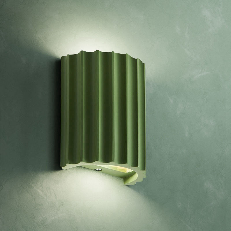 Aplique de pared de resina con rayas verticales en forma de medio cilindro minimalista moderno de 2 luces para sala de estar 