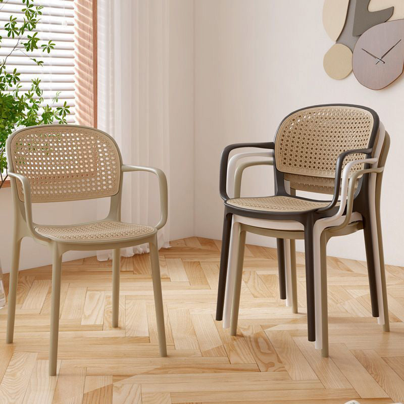 Chaise de salle à manger contemporaine nordique carrée en plastique imitation rotin avec dossier et accoudoirs pour salle à manger 