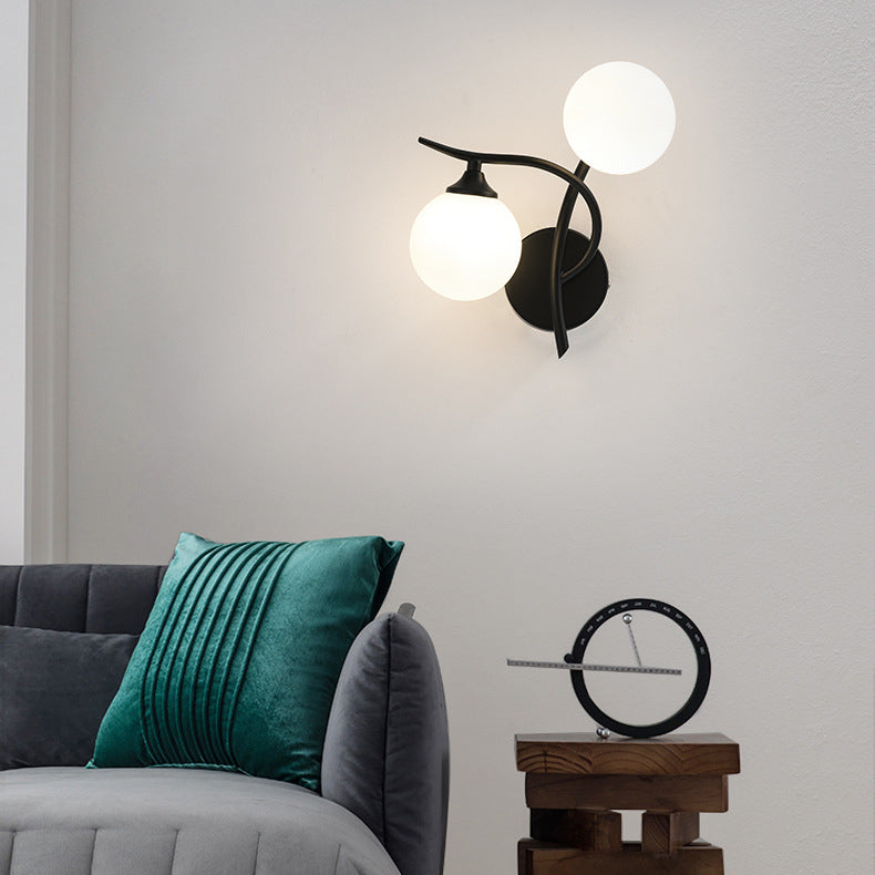 Applique murale à 2 lumières avec abat-jour en verre sphérique et ligne courbe en fer de simplicité contemporaine pour chambre 