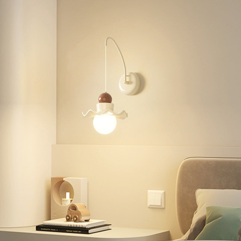 Aplique de pared de 1 luz con base de disco en forma de hoja de loto de bola redonda minimalista moderna de resina PE y hierro para dormitorio 