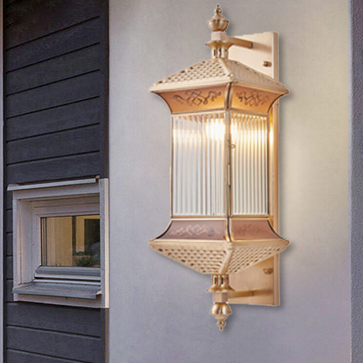 Applique murale contemporaine en laiton industriel avec cadre en finition laiton et abat-jour en verre 1/3 lumière pour patio extérieur 