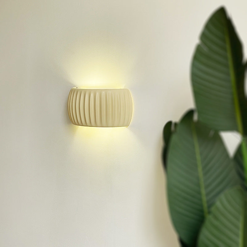 Lámpara de Aplique de Pared de 2 Luces con Pantalla Semicircular de Resina Acanalada Crema Nórdica Contemporánea para Dormitorio 