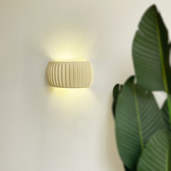 Lámpara de Aplique de Pared de 2 Luces con Pantalla Semicircular de Resina Acanalada Crema Nórdica Contemporánea para Dormitorio 