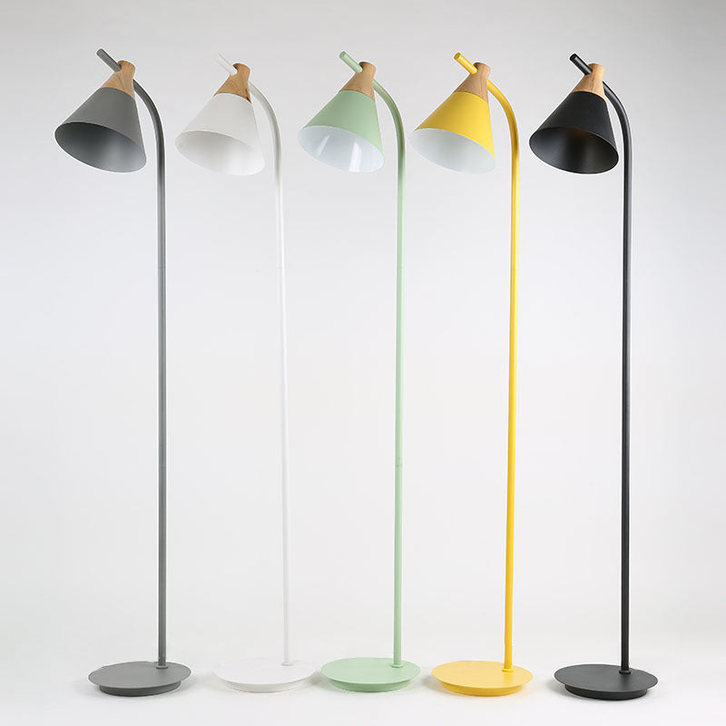 Lampadaire sur pied à 1 lumière avec abat-jour conique macaron créatif nordique 