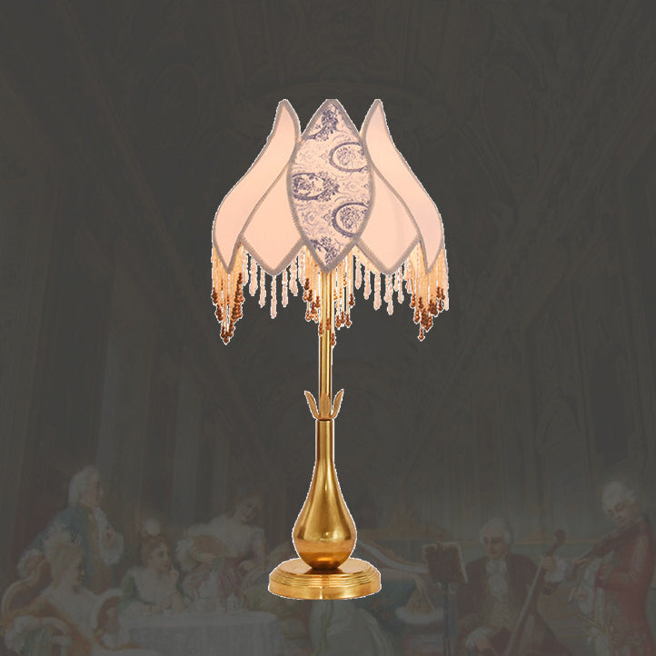 Traditionelle französische Tischlampe in Lotusform mit 1 Licht und Stoffquaste aus antikem Messing für das Home Office 