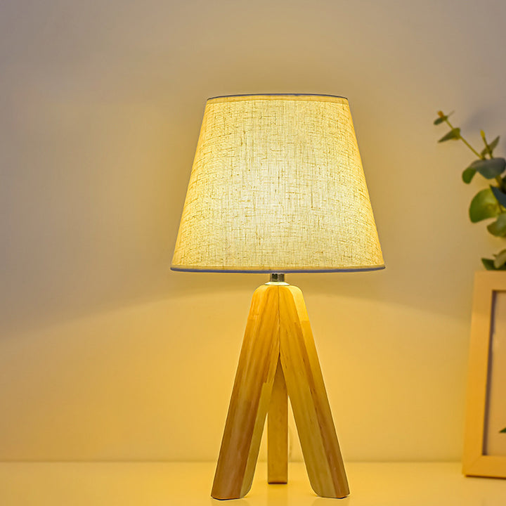 Lampe de table LED en bois massif avec base trépied ronde de style bohème contemporain en tissu pour chambre à coucher 