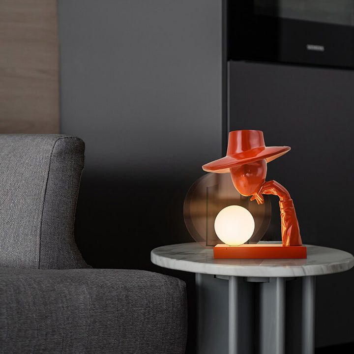 Moderne abstrakte Kunstskulptur einer menschlichen Figur mit Hut FRP 1-Licht Tischlampe 