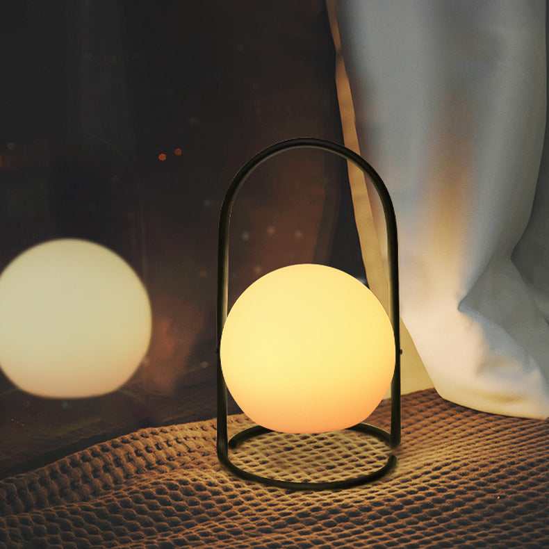Lampe de table LED suspendue rechargeable en forme de boule, œuf, cube, cylindre en métal nordique contemporain pour chevet 