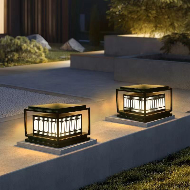 Traditionelle chinesische quadratische 1-flammige Pfostenleuchte aus Edelstahlglas für den Garten 