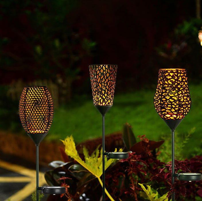 ضوء LED خارجي شمسي حديدي مجوف هندسي لإضاءة الفناء والعشب 