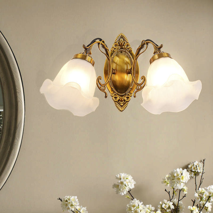 Traditionelle europäische Eisenglas-Blumen-2-Licht-Wandleuchter-Lampe für Wohnzimmer 