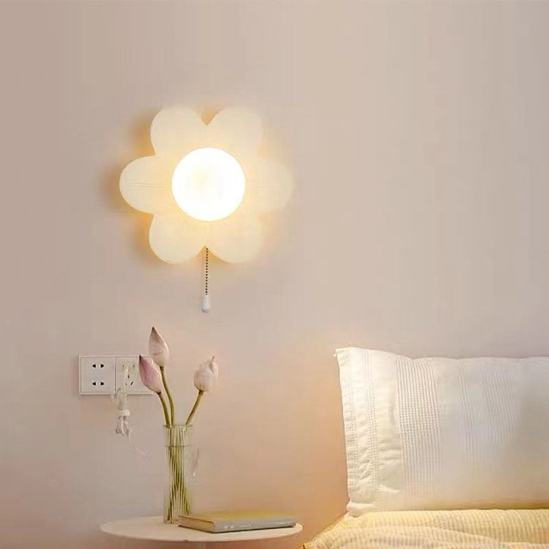 مصباح حائط LED من الراتنج بتصميم زهرة كريمي حديث ومينيمالي لغرفة النوم 