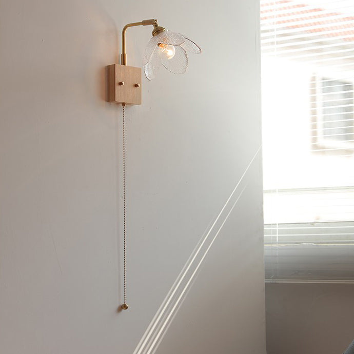 Lampe murale à tirette hémisphérique en bois, laiton, verre et fleur japonaise traditionnelle à 1 lumière pour chevet 