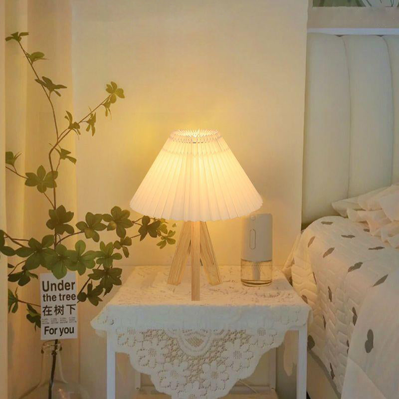 Lámpara de mesa de 1 luz con pantalla de tela plisada trapezoidal minimalista moderna y trípode de madera para dormitorio 