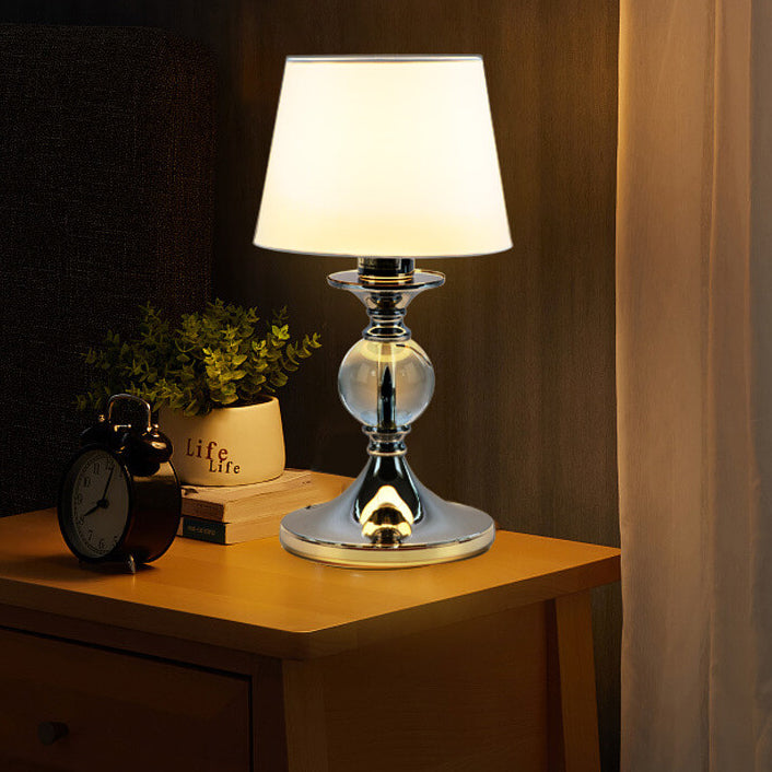Lampe de table à 1 lumière en métal chromé avec tissu blanc simple de style européen 