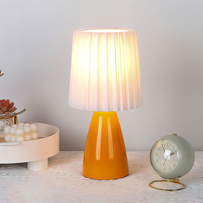 Zeitgenössische skandinavische Tischlampe mit plissiertem Stoffschirm und Glasfuß, 1-Licht, für das Schlafzimmer 