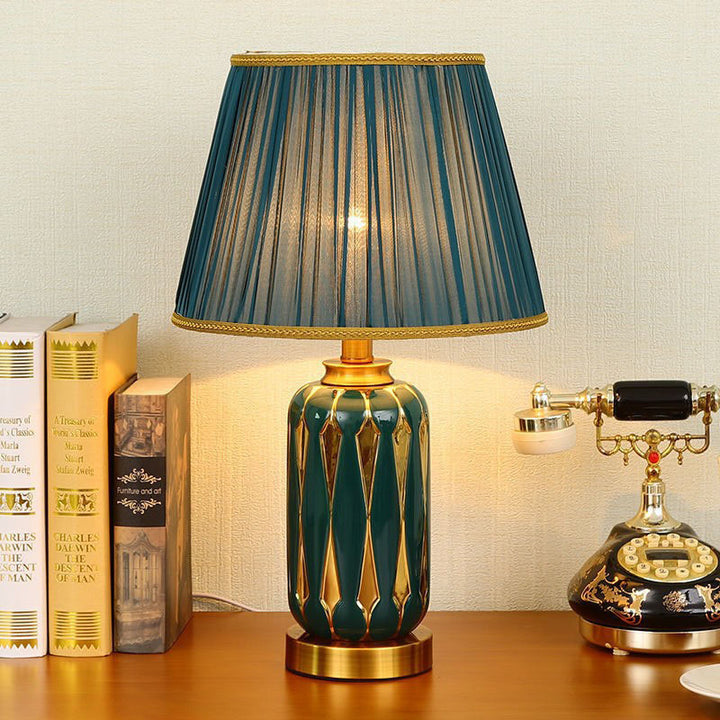 Moderne Luxus-Trapezvase Basis Keramik Stoff 1-Licht Tischlampe für Schlafzimmer 